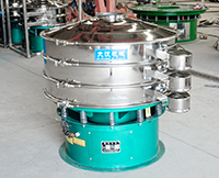 旋振篩多采用立式振動(dòng)電機(jī)作為激振來(lái)源，利用偏心塊的夾角的不同實(shí)現(xiàn)物料在篩網(wǎng)上運(yùn)動(dòng)的軌跡調(diào)整。