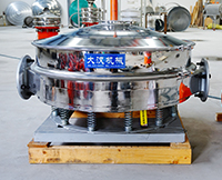 直排篩可分為單雙振動(dòng)源兩種，但其電機(jī)是懸掛在振動(dòng)篩框的外側(cè)，振動(dòng)理相對(duì)比較大。
